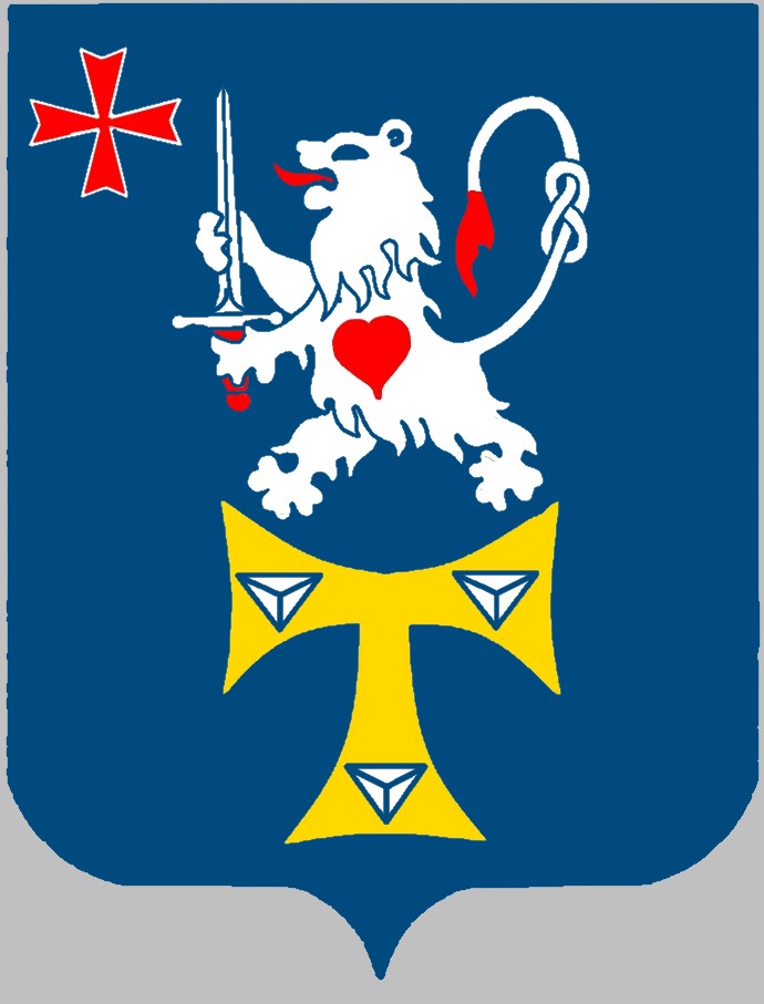 D'Azur à un lion d'Argent déarmé, lampassé, la queue nouée en lac d'amour et dragonnée, le corps chargé d'un coeur, lui et les attributs étant de Gueules, en dessous un tau d'Or clouté de 3 diamants du second, taillés en triangle et posés en pairles, le tout adextré en chef d'une croix de l'Ordre de Gueules bordée d'Argent. GPIO Blason du Frère