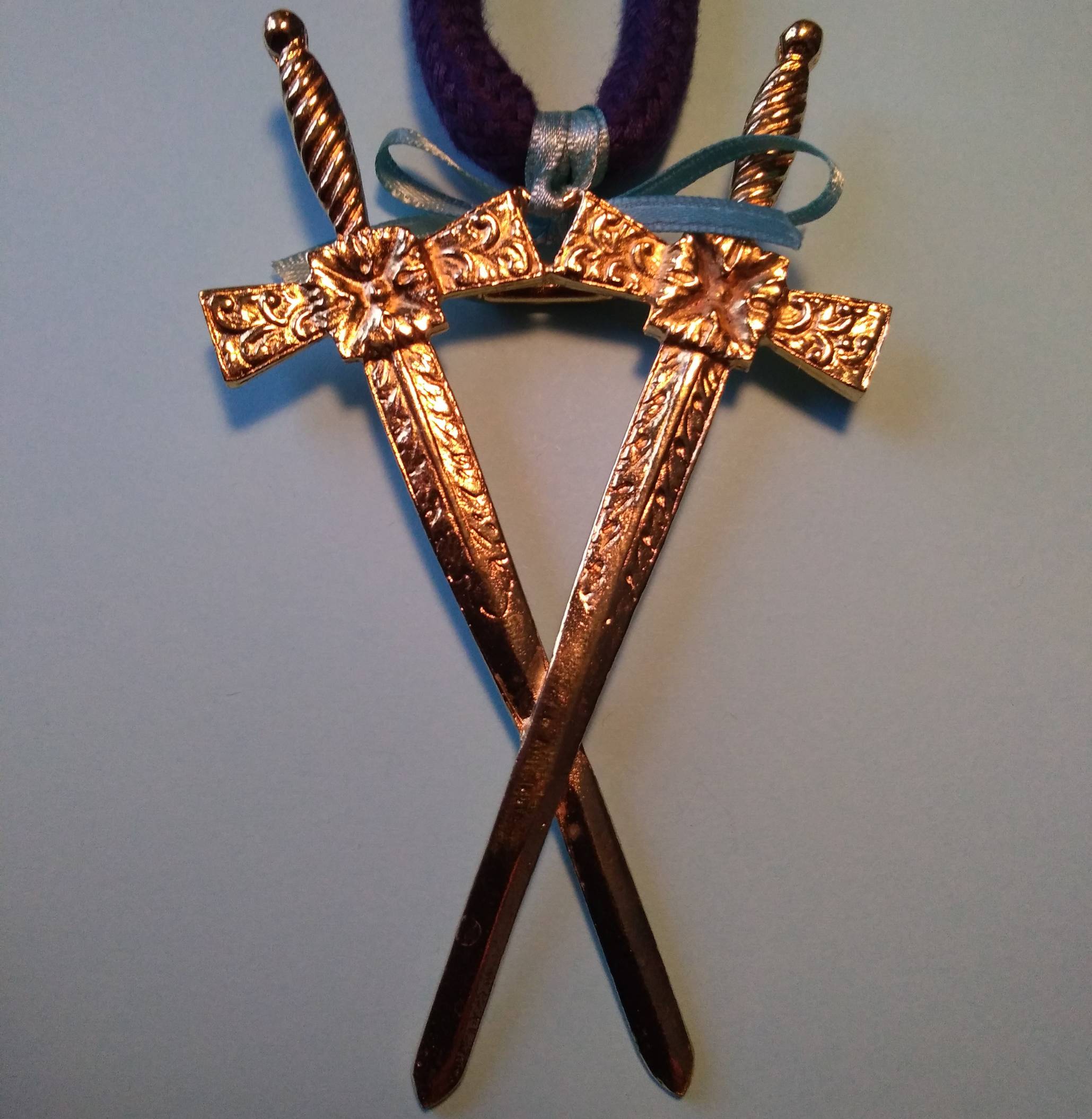 Deux épées en sautoir est le bijoux de l'office du Maître des Cérémonies du Rite Ecossais Rectifié