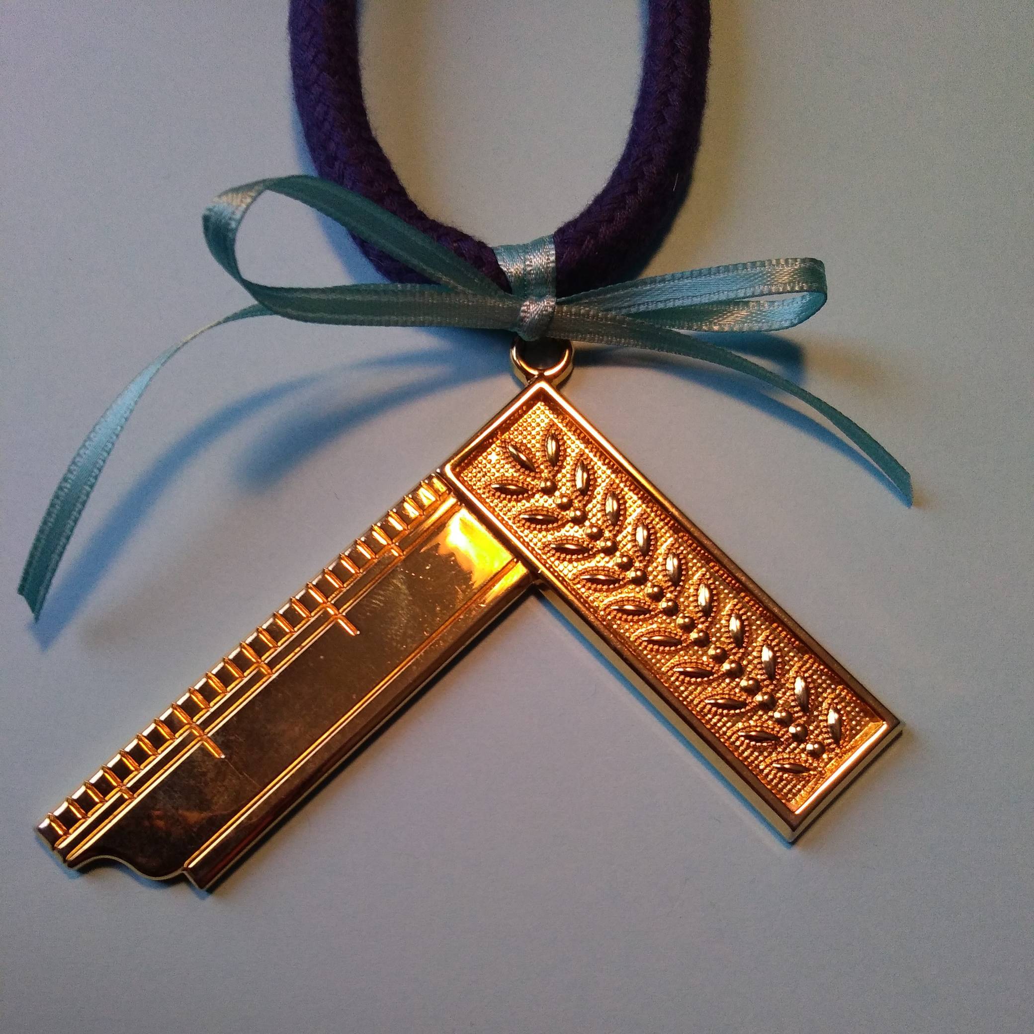 Une équerre est le bijoux de l'office du Vénérable Maitre du Rite Ecossais Rectifié