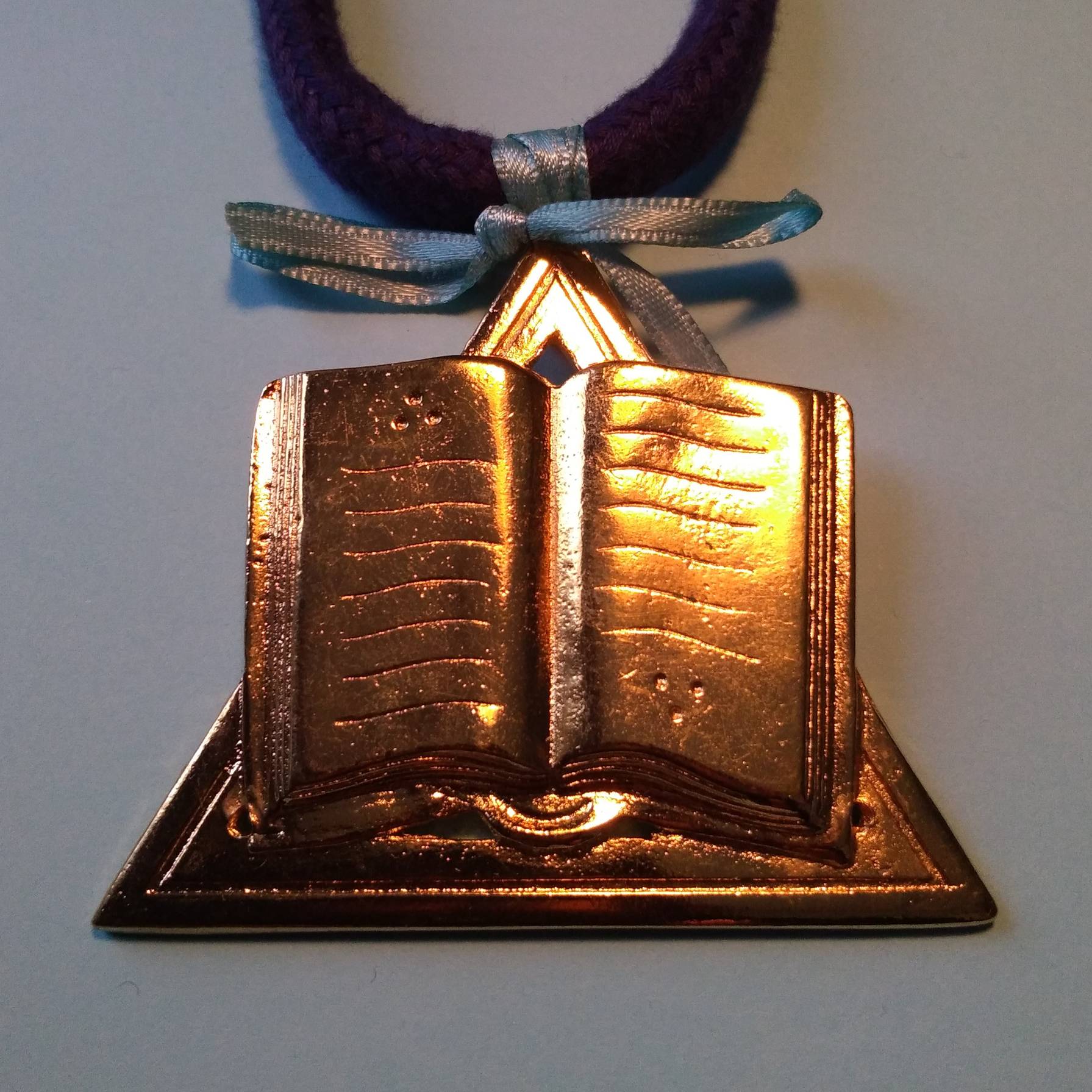 Un livre ouvert est le bijoux de l'office de l'Orateur du Rite Ecossais Rectifié